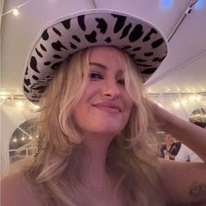 Meet your Posher, Abbey